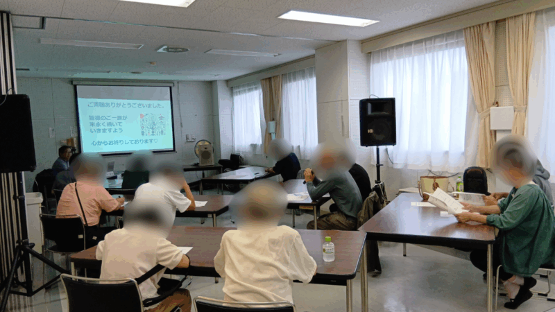 2025年7月26日 羽幌町で開催された相続・遺言セミナーの会場風景。参加者が資料を見ながら講師の解説に耳を傾けている様子。