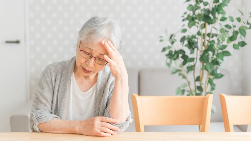 相続について悩む高齢女性のイメージ
