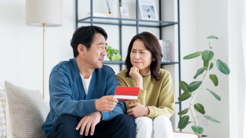 相続や遺留分のことで悩む中高年夫婦が相談している様子