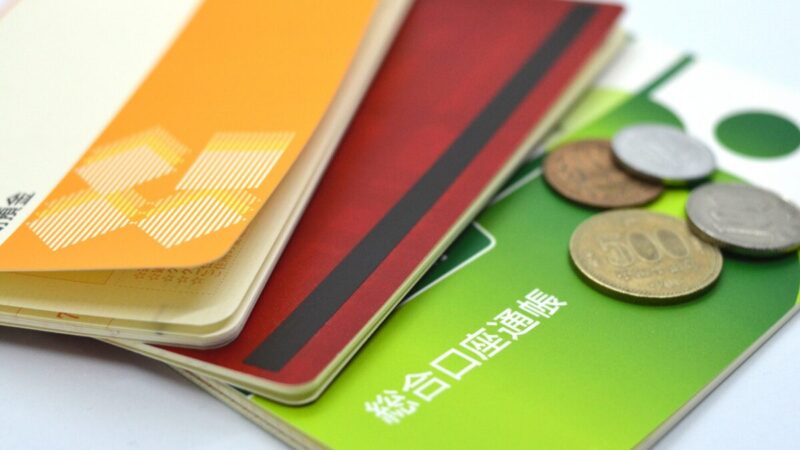 銀行口座の通帳と硬貨の写真｜相続時の口座凍結解除イメージ