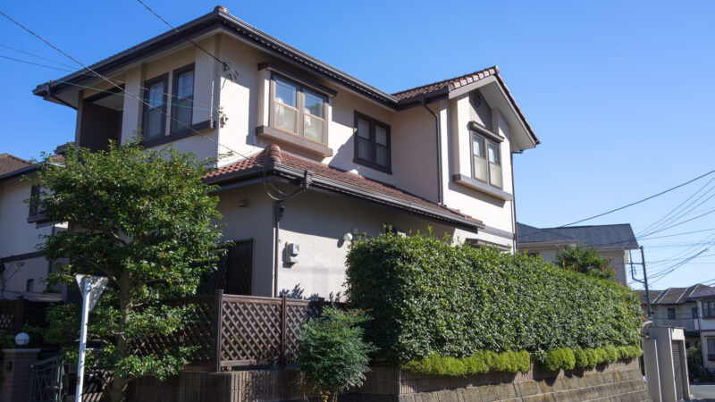 相続した住宅が空き家となり、管理が必要な戸建て住宅の外観