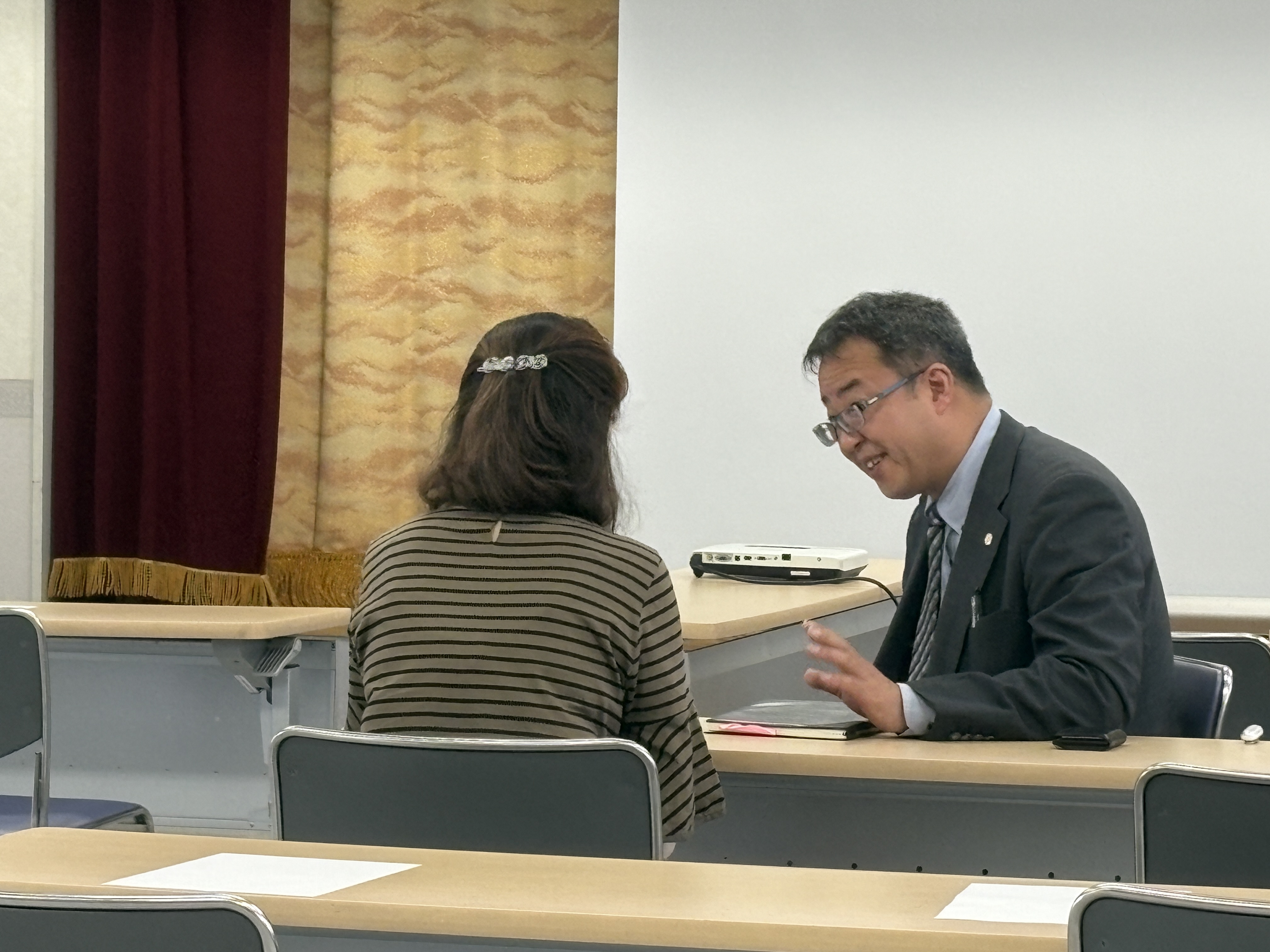 相続セミナーで講師に個別相談する参加者の様子