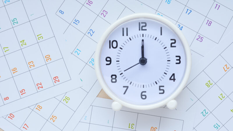 続税申告の期限を意識するためのカレンダーと時計のイメージ