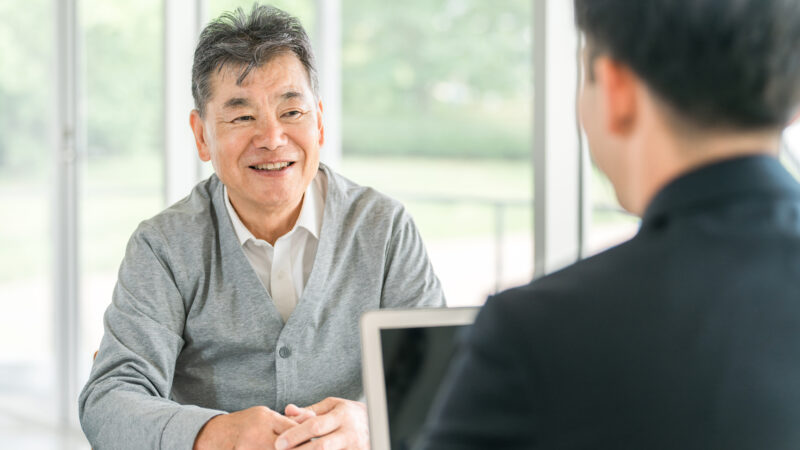 死後事務や相続について専門家に相談する笑顔のシニア男性