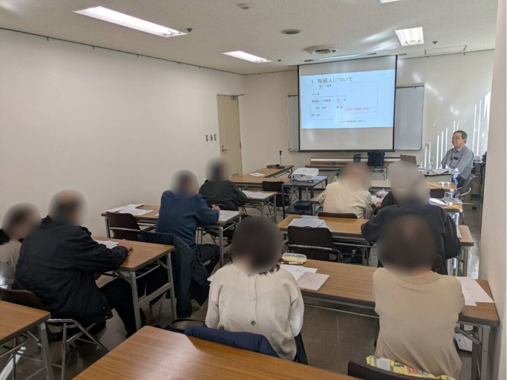 北日本相続センターが開催した遺言・相続セミナーで、講師の説明を熱心に聞く参加者の様子