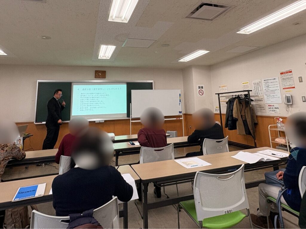遺言・相続セミナー当日の様子（講師の解説とスライド投影）